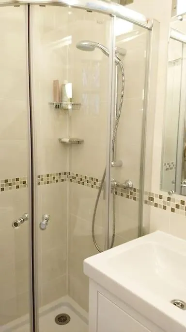 Impeccable & Typical Studio In The Marais Parigi 0*,  Francia