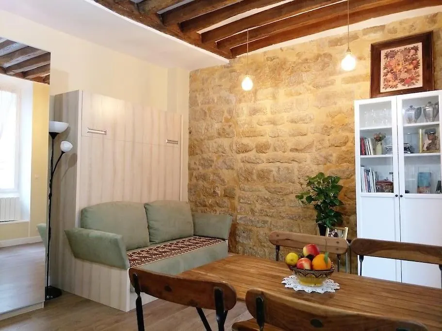 Impeccable & Typical Studio In The Marais Paryż