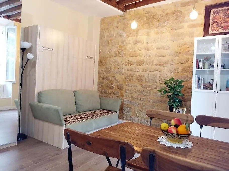 Impeccable & Typical Studio In The Marais Parigi