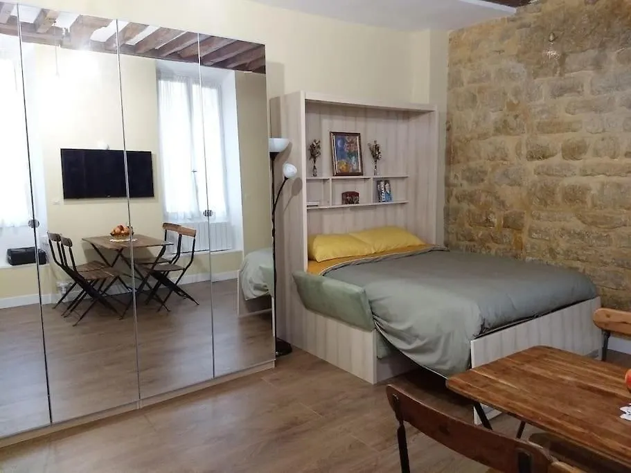 Impeccable & Typical Studio In The Marais Paris Apartment