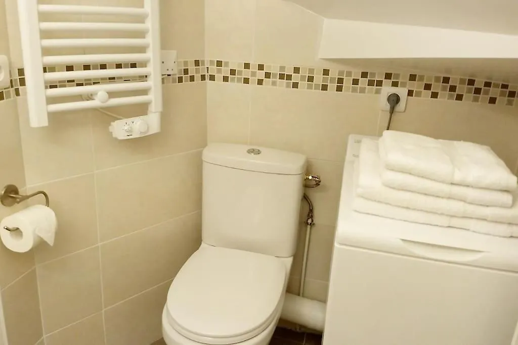 Apartment Impeccable & Typical Studio In The Marais Paris France